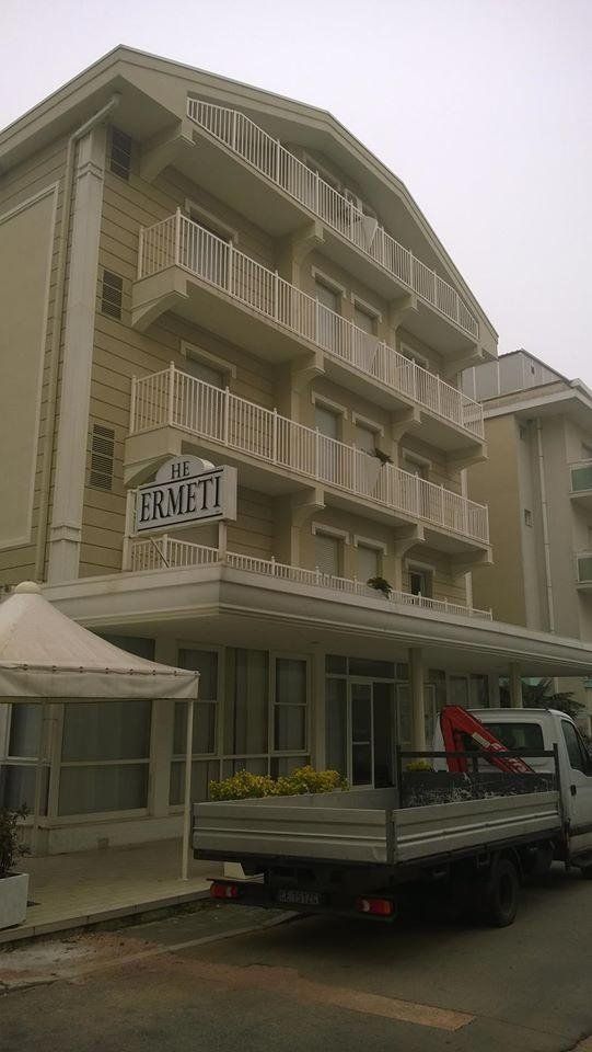 condominio con serramenti su misura