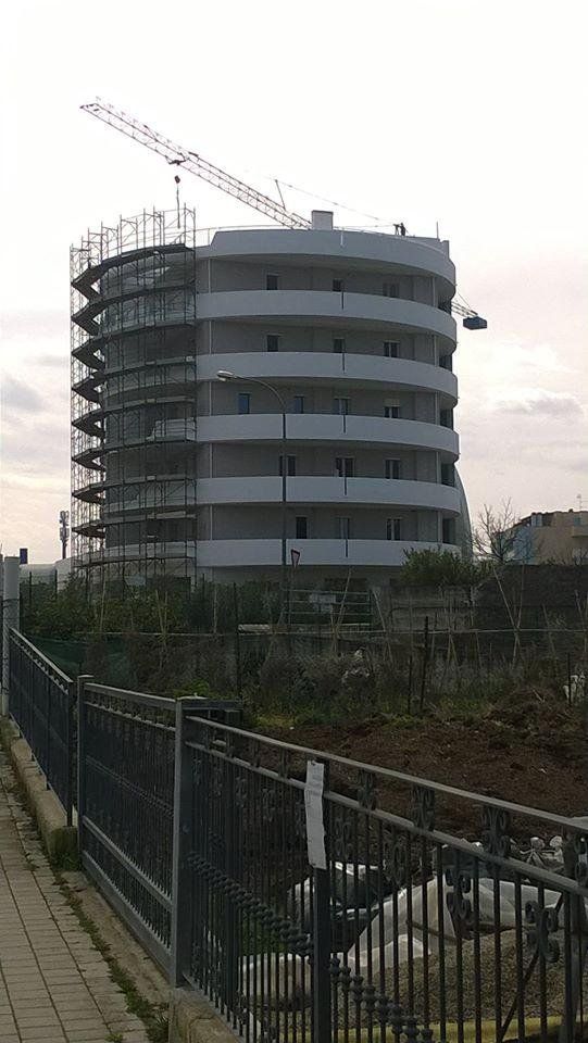 palazzo in costruzione con porte blindate e serramenti in pvc