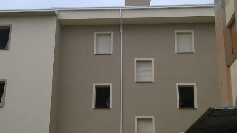 serrande avvolgibili applicate a finestre di palazzo