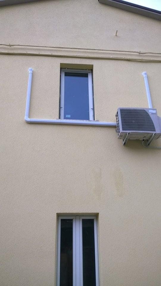 infissi in pvc applicati su finestre di palazzo