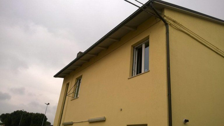 edificio con finestre di sicurezza
