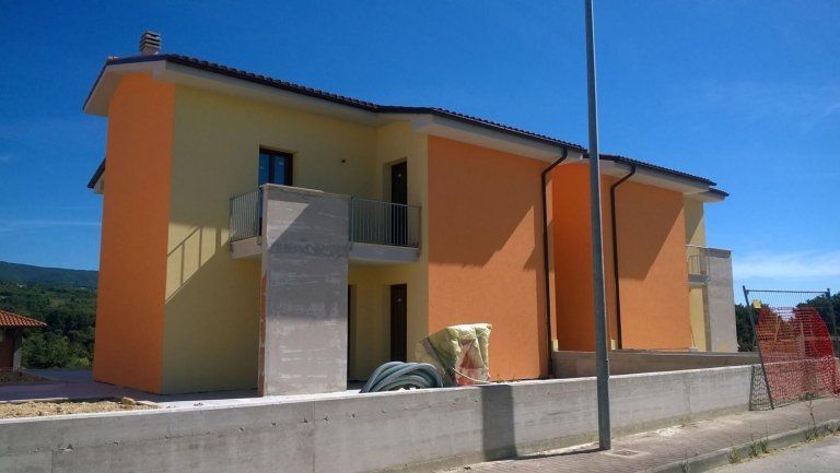 casa a schiera con avvolgibili