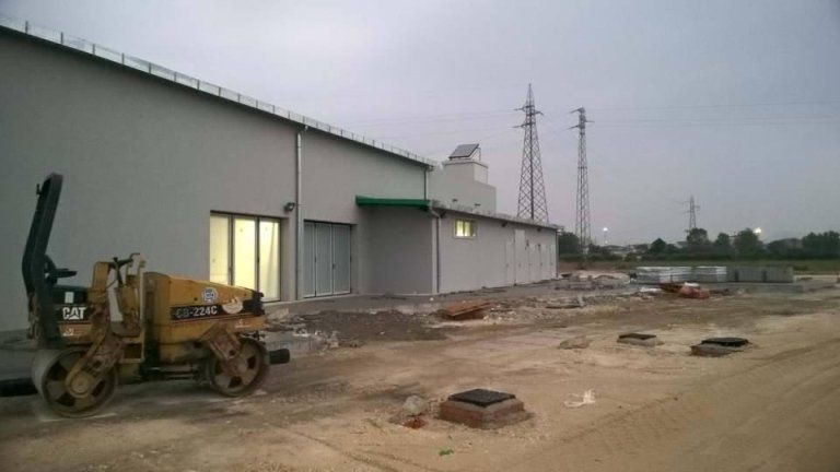 stabilimento con ingressi blindati
