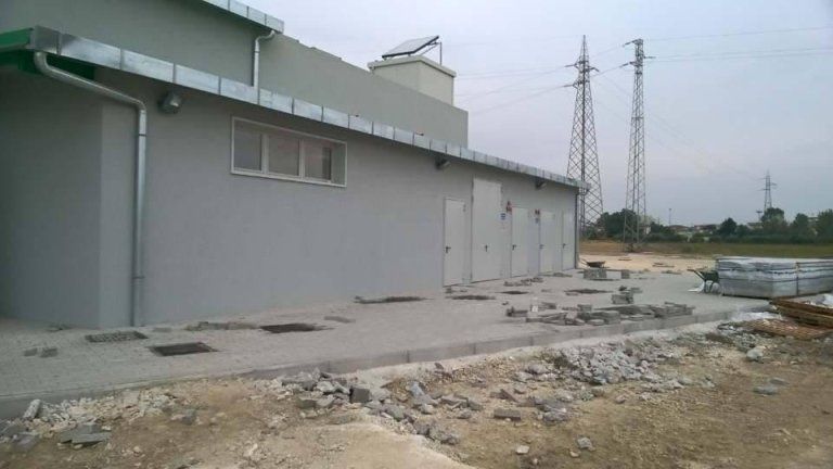 stabilimento con finestre in pvc