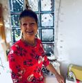 cliente satisfaite en chemisier rouge