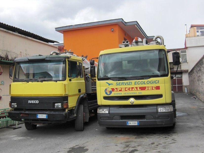 mezzi della ditta di spurghi