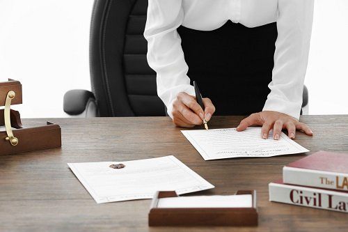 avvocato che firma un documento