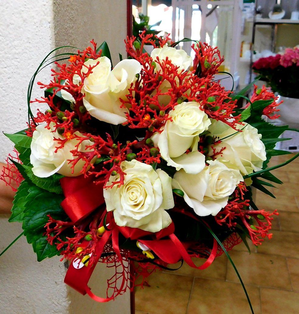 Composizione di fiori con corallo