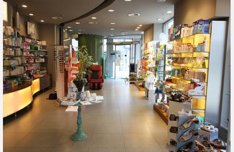 interno di una farmacia con dei prodotti esposti