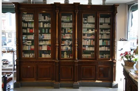 Mobile vetrina in legno con dentro dei farmaci