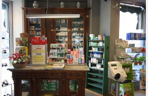 dei prodotti in esposizione in una farmacia