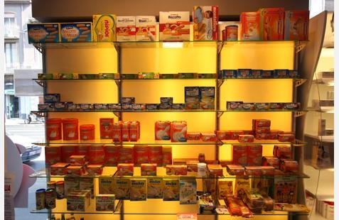 degli alimenti per bambini su delle mensole