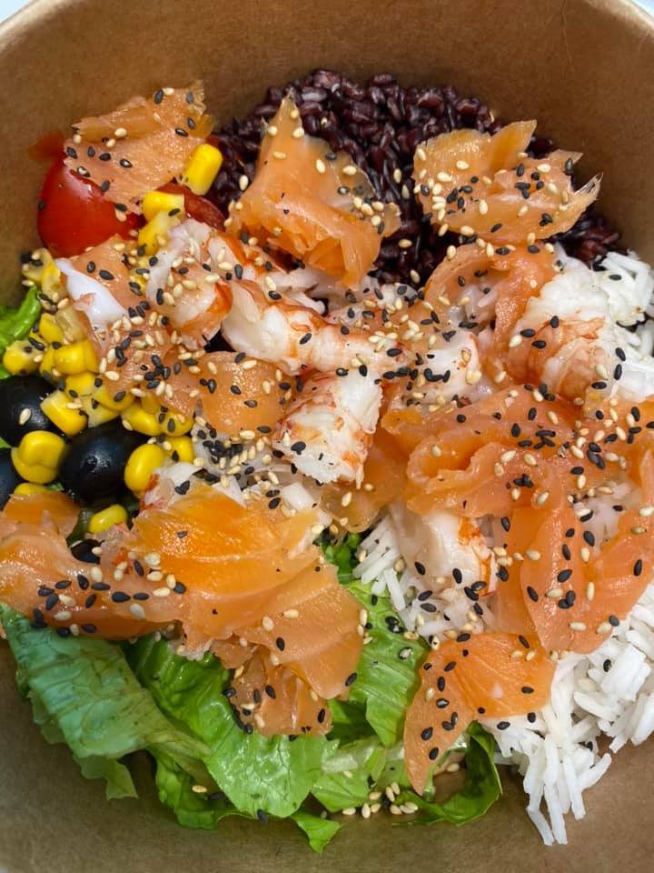 poke con salmone e gamberi