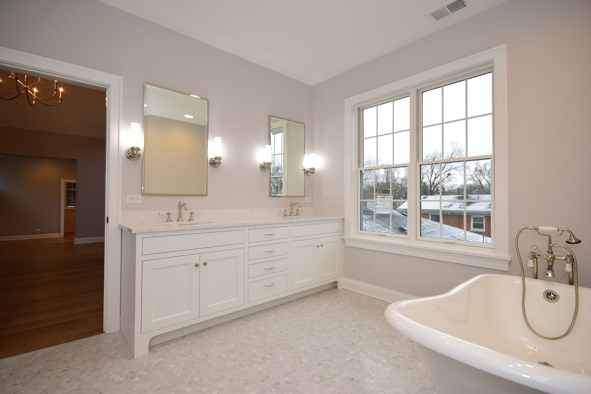 A bathroom with two sinks and a bathtub