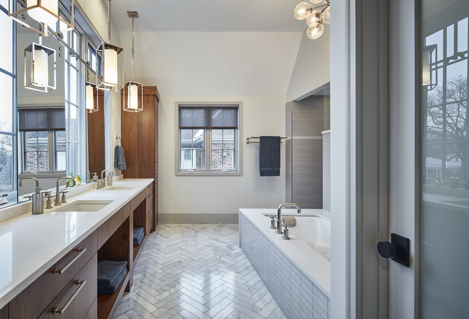 A bathroom with two sinks and a bathtub.