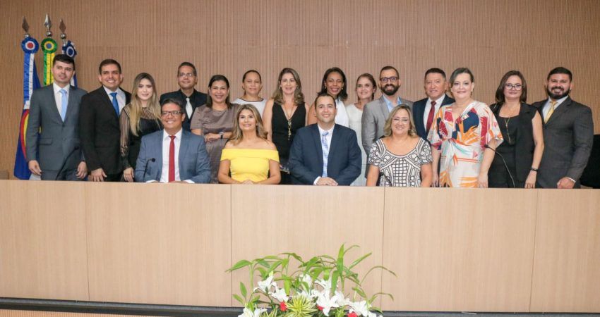 Um grupo de pessoas está posando para uma foto em uma sala.