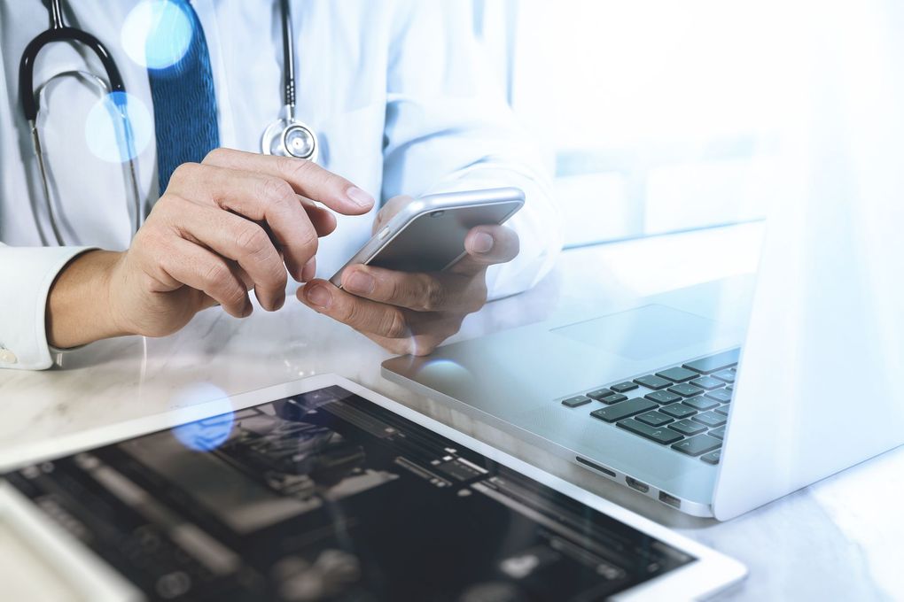 Un medico legale al lavoro nello studio medico privato