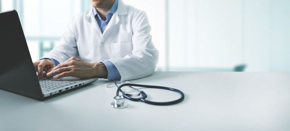 Medico legale che scrive una pubblicazione scientifica