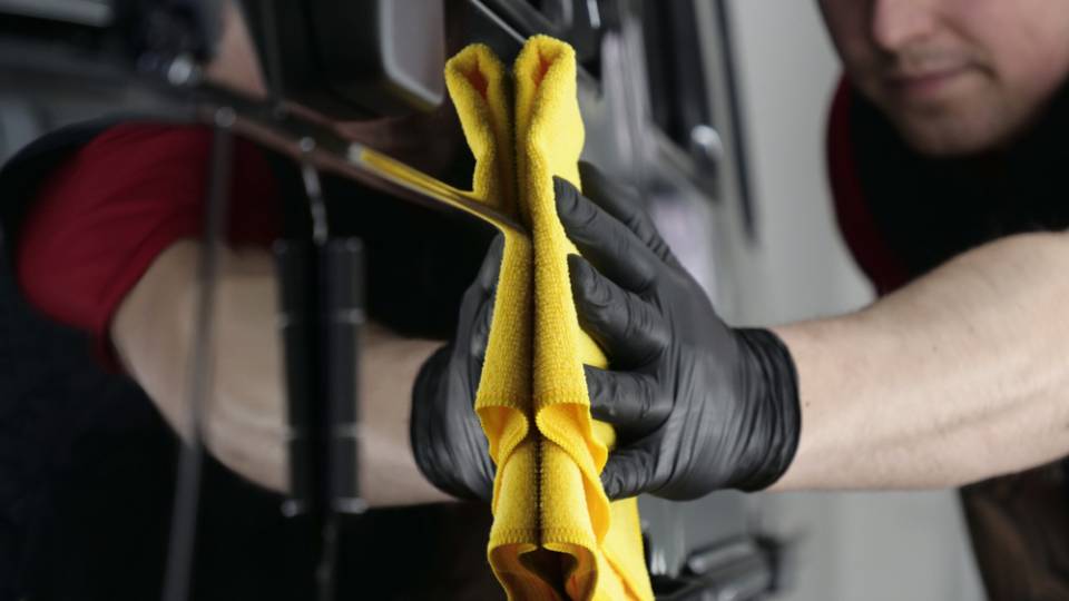 meccanico intento nella riparazione di un auto