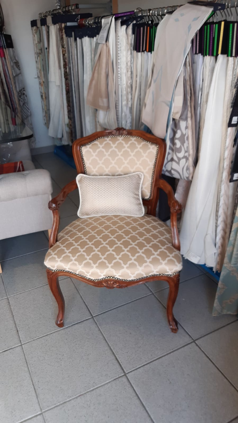 tappezzeria elegante per sedia in legno in stile classico