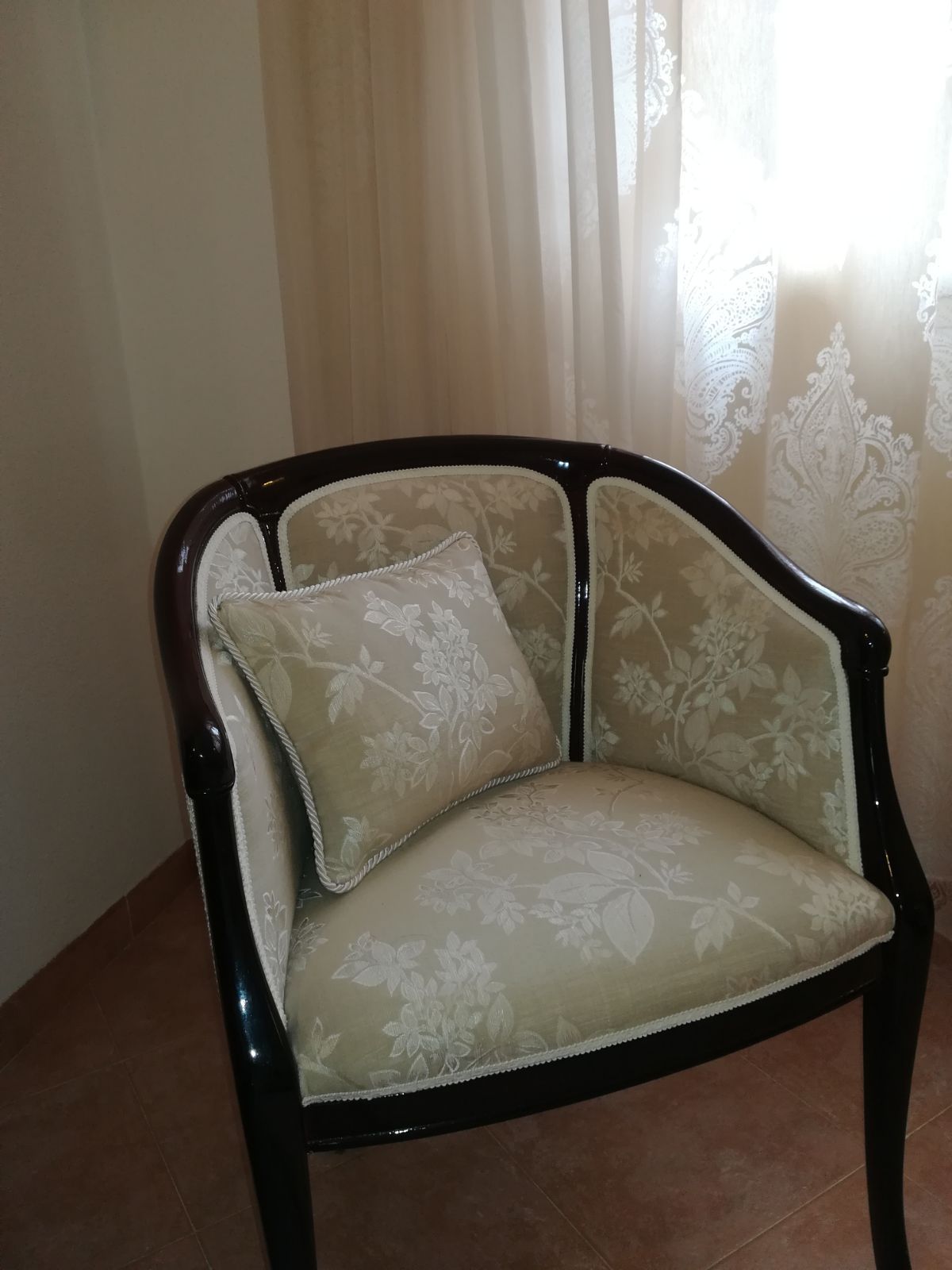 tappezzeria elegante per poltrona classica
