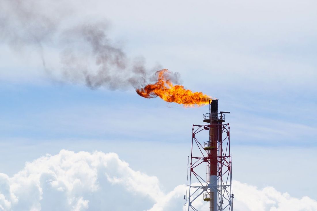 vista su raffineria di petrolio