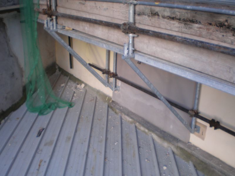 Ponteggio a sbalzo con mensole prefabbricate