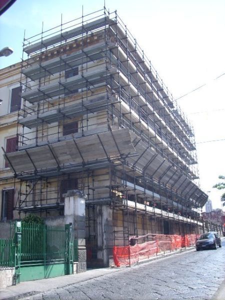 Ponteggio manutenzione edificio in muratura
