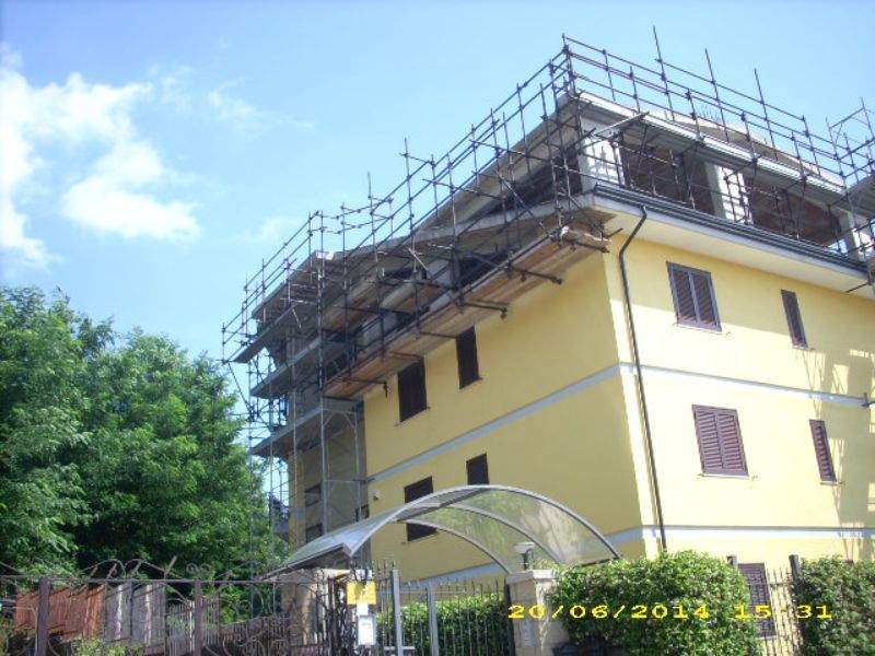 Ponteggio a sospeso da solaio con contrasto