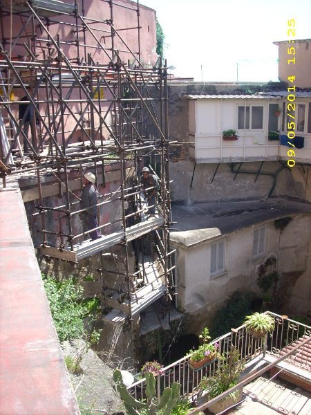 Ponteggio sospeso da trave reticolare