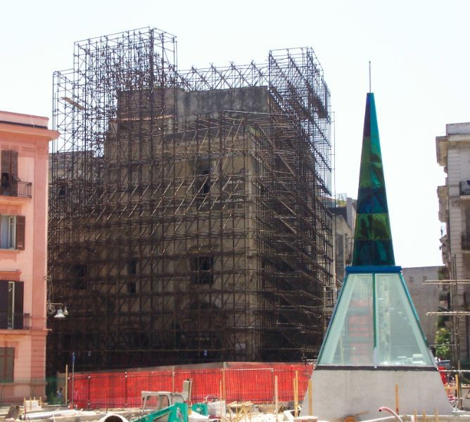 Puntellamento edificio pericolante