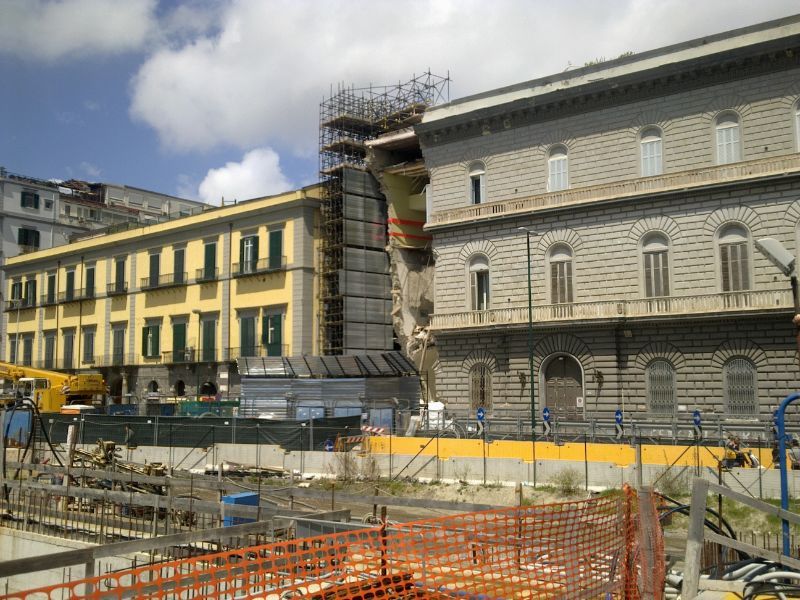 Puntellamento esterno edificio dopo crollo