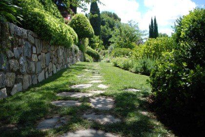 sentiero all'interno di un giardino