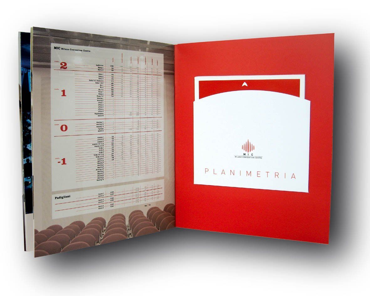 Brochure rossa aperta con tasca bianca, logo e tabelle stampate.