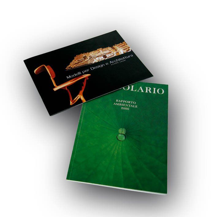 Due libri: uno nero con una sedia e