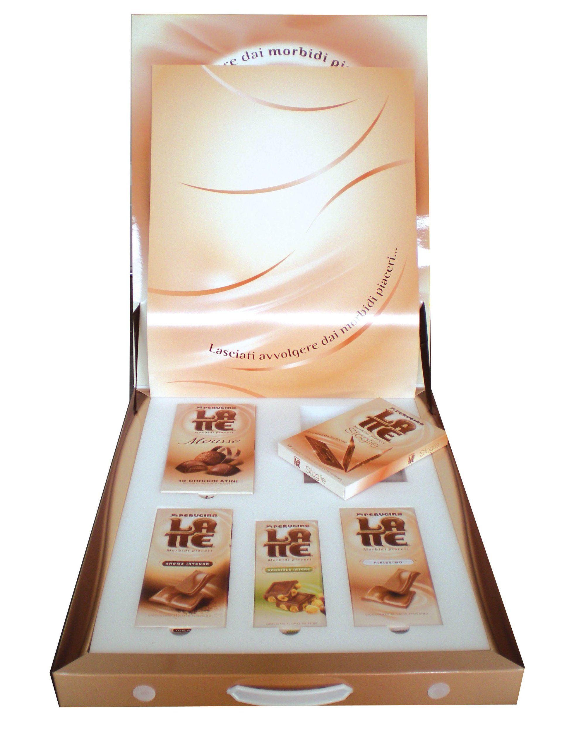 Scatola espositiva di cioccolatini con diverse barrette e un cartello sollevato.