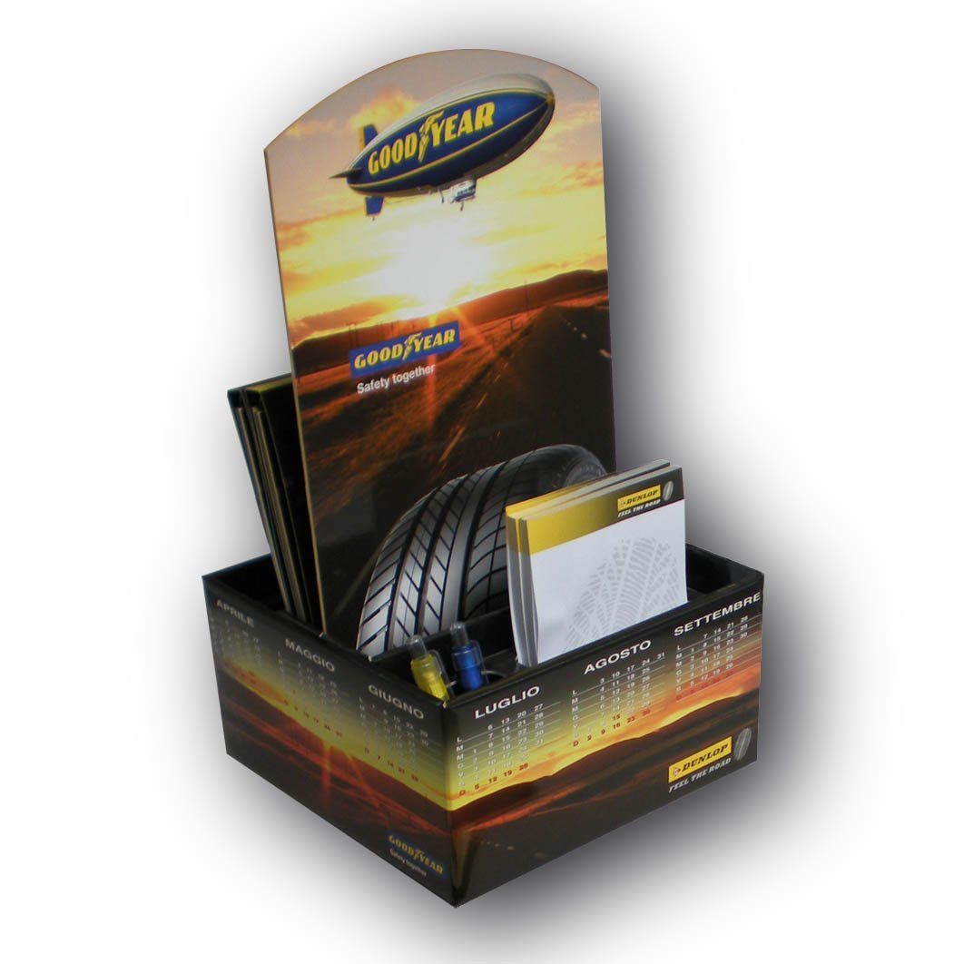 Esposizione di pneumatici Goodyear con grafica a forma di dirigibile, pneumatici e materiali di marketing.