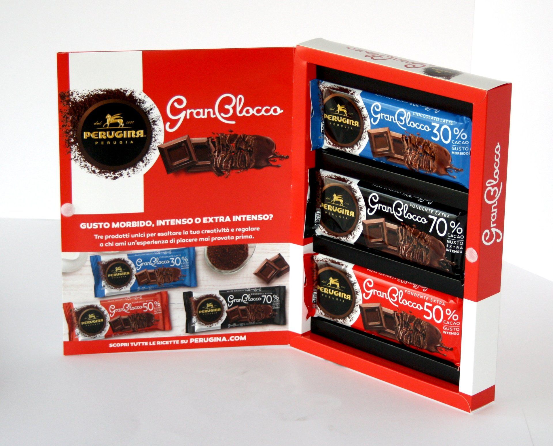 Scatola regalo di cioccolatini aperta con tavolette di cioccolato fondente Perugina GranBlocco.