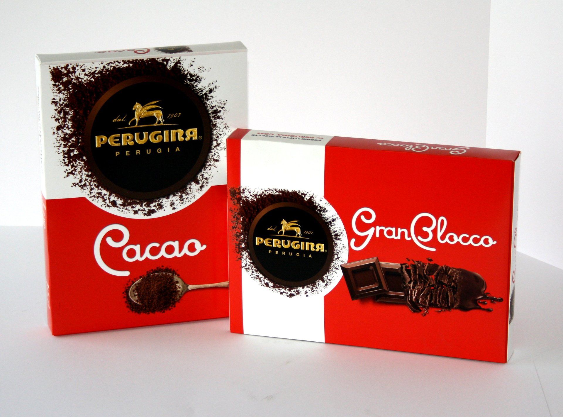 Due scatole di cioccolato Perugina Cacao e Gran Blocco. Scatole rosse e bianche con immagini di cioccolato.