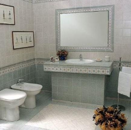 Bagno con piastrelle a rivestimento di pavimenti e muri