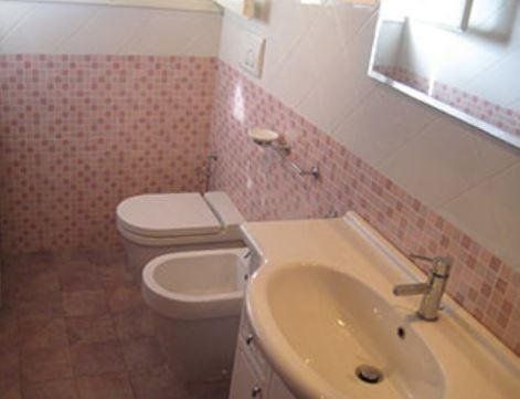 Bagno con pavimenti e rivestimenti in mosaico