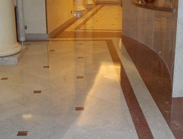 Pavimento realizzato con piastrelle di marmo