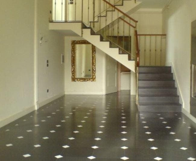 Pavimento di una casa realizzato con piastrelle di marmo