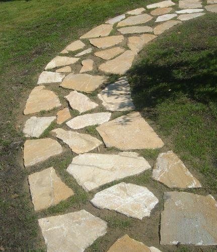 Giardino con sentiero realizzato con piastrelle pietra