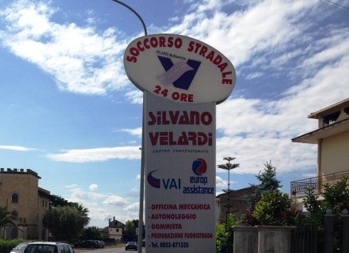 un'insegna con scritto Soccorso Stradale 24