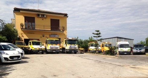 veicoli di soccorso stradale parcheggiati