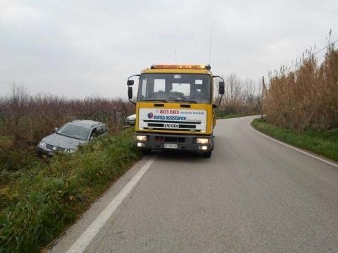 carro attrezzi su una strada