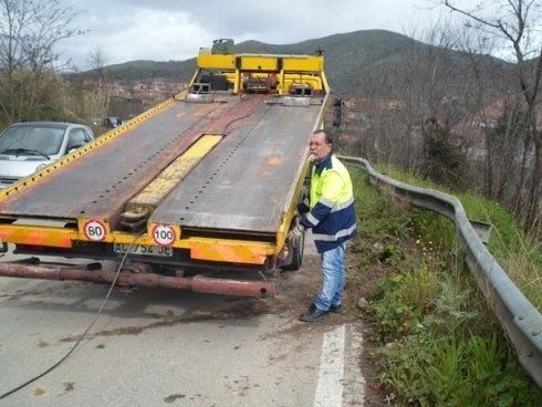 un uomo vicino al carro attrezzi