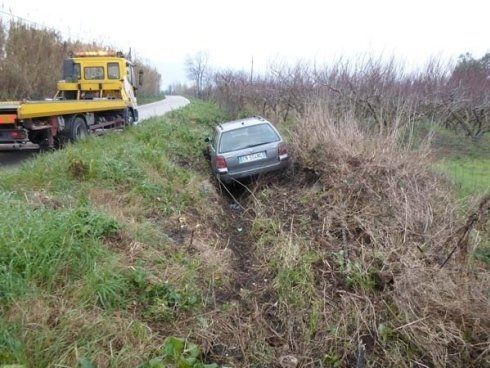 una macchina uscita fuori strada e un carro attrezzi