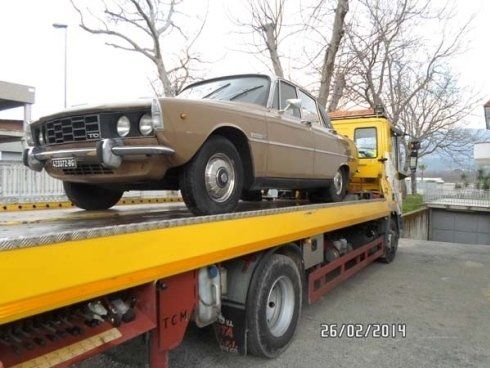 una macchina su un carro attrezzi